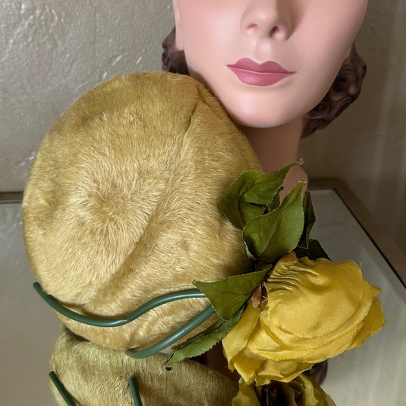 FESTIVE 1950s\' MUSTARD COLOR FURRY FELT TOQUE  WITH LARGE MATCHING FABRIC ROSE main image 10